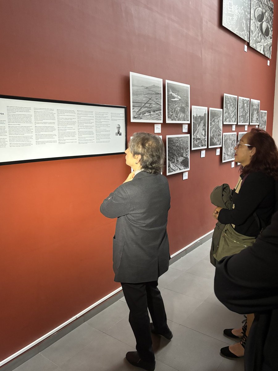 kasmexiko's tweet image. 🏆 El Premio Walter Reuter reconoce el periodismo comprometido con la democracia en México.
📸 Visita la exposición «Desde el cielo», con imágenes del archivo de Reuter, en el Goethe-Institut Mexiko
Un homenaje a la libertad de expresión.
#PremioWalterReuter #DesdeElCielo