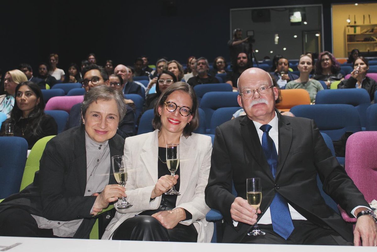 kasmexiko's tweet image. 🏆 El Premio Walter Reuter reconoce el periodismo comprometido con la democracia en México.
📸 Visita la exposición «Desde el cielo», con imágenes del archivo de Reuter, en el Goethe-Institut Mexiko
Un homenaje a la libertad de expresión.
#PremioWalterReuter #DesdeElCielo