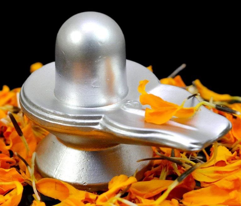 पारद शिवलिंग सैकड़ों गऊओं के दान हजारों स्वर्ण मुद्राओं के दान काशी आदि के स्नान करने से जो पुण्य मिलता है 🧵

वह फल मनुष्य को इसके दर्शन मात्र से प्राप्त हो जाता है शास्त्रकारों ने इसे इस साक्षात शिव माना है।