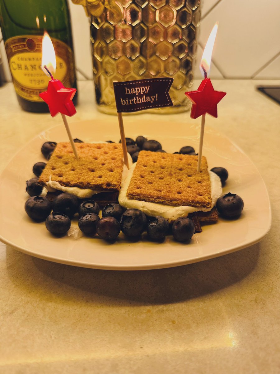 TheBellaD12's tweet image. Wrapped up the night with S’more’s & blueberries 🫐 🇺🇸
Grateful for this nation I ❤️ so much. To freedom, to family & nights like these. 🥂
Stay safe, stay blessed. ✌🏻💗 GN 🫶🏻 🎆