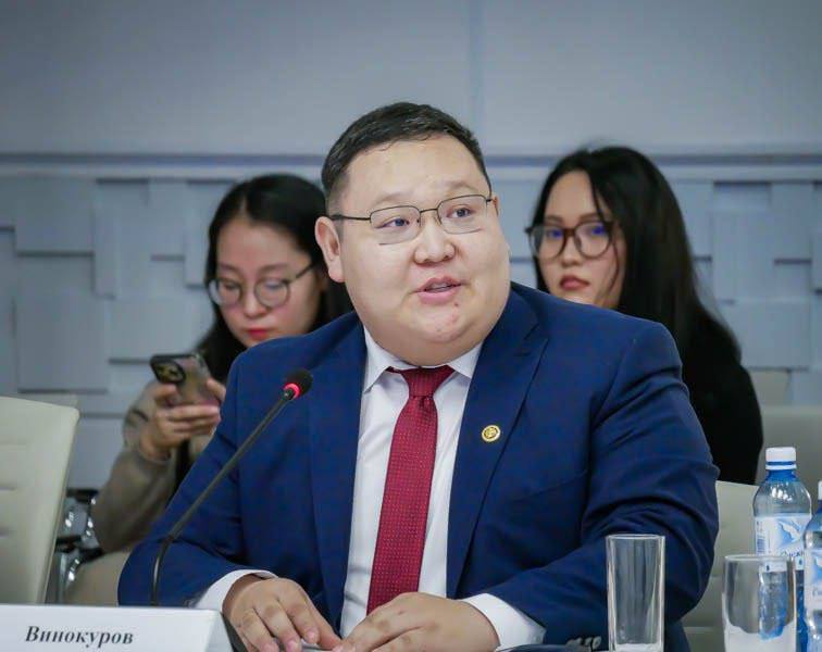 Голые факты без комментариев.
В Якутии задержали главу молодёжного центра «Патриот» и движения «Мы вместе» Айыллаана Винокурова. 
Его подозревают в мошенничестве с грантами и растрате пожертвований для участников спецоперации.