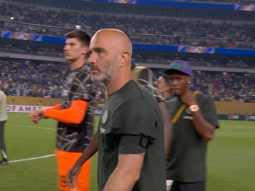 Bynoe Gittens on the pitch with Chelsea.. before even being announced 🤣