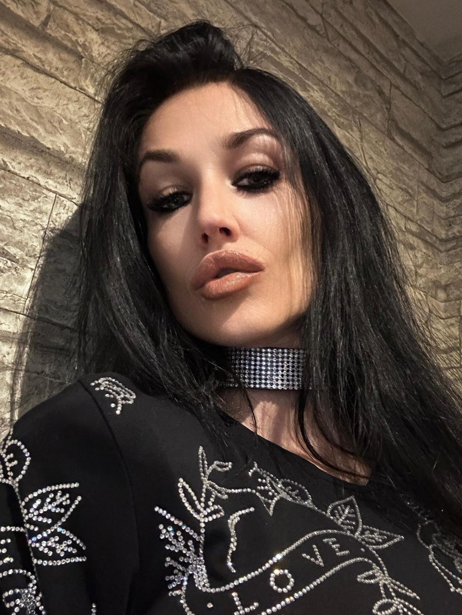 Lasst den Scroll-Finger kurz ruhen und sage „Hallo! 😊 “! Heute genieße ich einen herrlich entspannten Tag und bin so dankbar für die unglaubliche Unterstützung und Liebe, die ihr mir jeden Tag schenkt.  Macht weiter so, ihr seid die Besten! ❤️