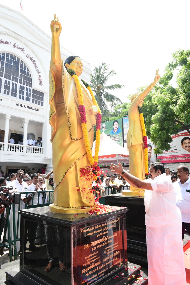 AIADMKOfficial's tweet photo. மாண்புமிகு கழகப் பொதுச்செயலாளர் "புரட்சித் தமிழர்" @EPSTamilNadu அவர்கள்
 ‘மக்களைக் காப்போம் - தமிழகத்தை மீட்போம்' என்ற உன்னத நோக்கத்தை லட்சியமாகக் கொண்டு 7.7.2025 முதல் தொடர் பிரச்சார சூறாவளி சுற்றுப் பயணம் மேற்கொள்ள இருப்பதையொட்டி இன்று புரட்சித் தமிழரின் எழுச்சிப் பயண சிறப்பு இலச்சினையை (Logo) வெளியிட்டார்.