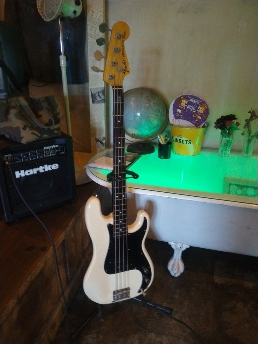 pwFsfZaTipkWJA8's tweet image. お昼にSQUEEZE BOXで中華そば🍜をいただきました！
おかわりしたいくらい美味しいです！
ソフトクリーム🍦も噂通り美味しくて幸せ😋✨
ウエノさんが弾いたプレベも見せていただき嬉しかったです！
本日は18:00～バルタイム🍻です！
是非！一度！お越しください！笑
#SQUEEZEBOX