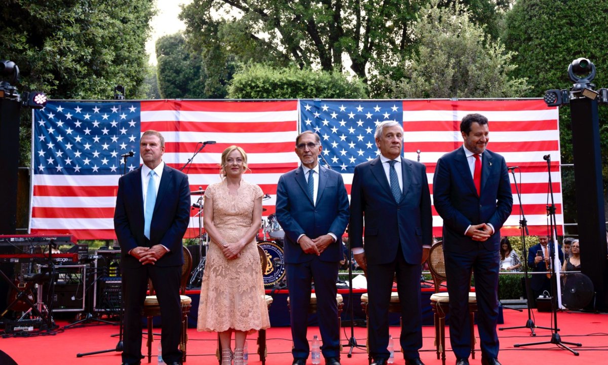 Il governo fugge dal 25 aprile, ma brinda con entusiasmo al 4 luglio. La Liberazione italiana è “divisiva”, quella americana un evento da celebrare. Patriottismo a corrente alternata, memoria storica a senso unico.