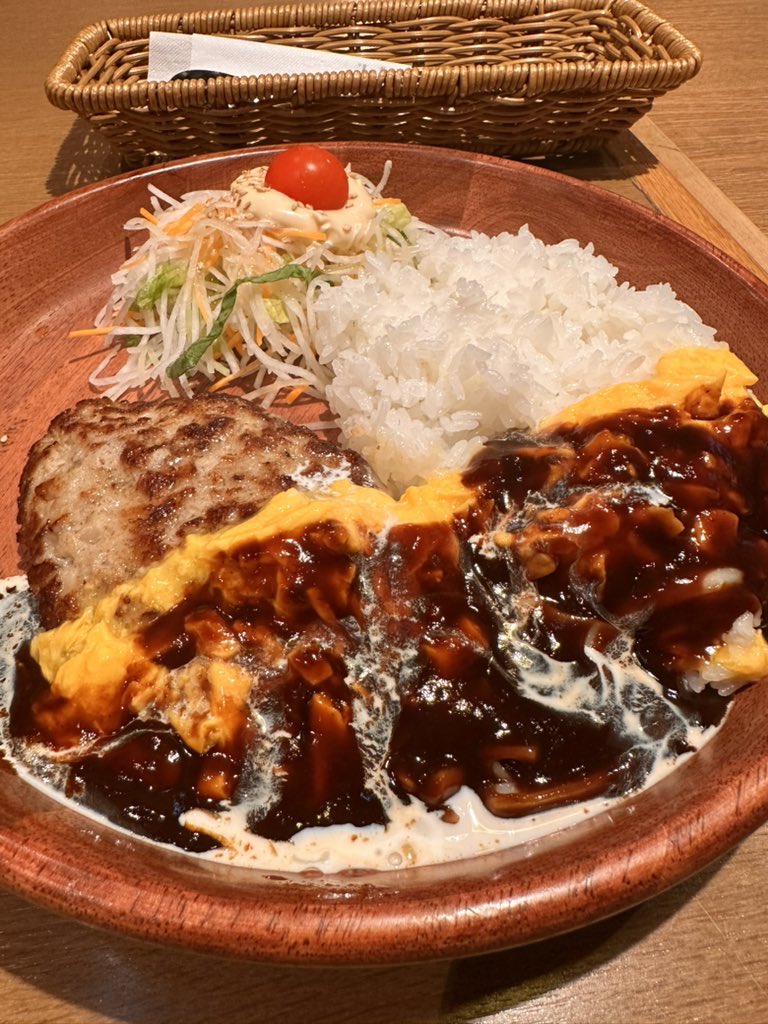 tomoa_co_go's tweet image. 次男とびくドンランチ♬.*ﾟ

テスト期間も昨日で終わり！
久々にお外ごはん𓂃𓂂ꕤ*.ﾟ

もうこんな時しか着いてこないけどね😆