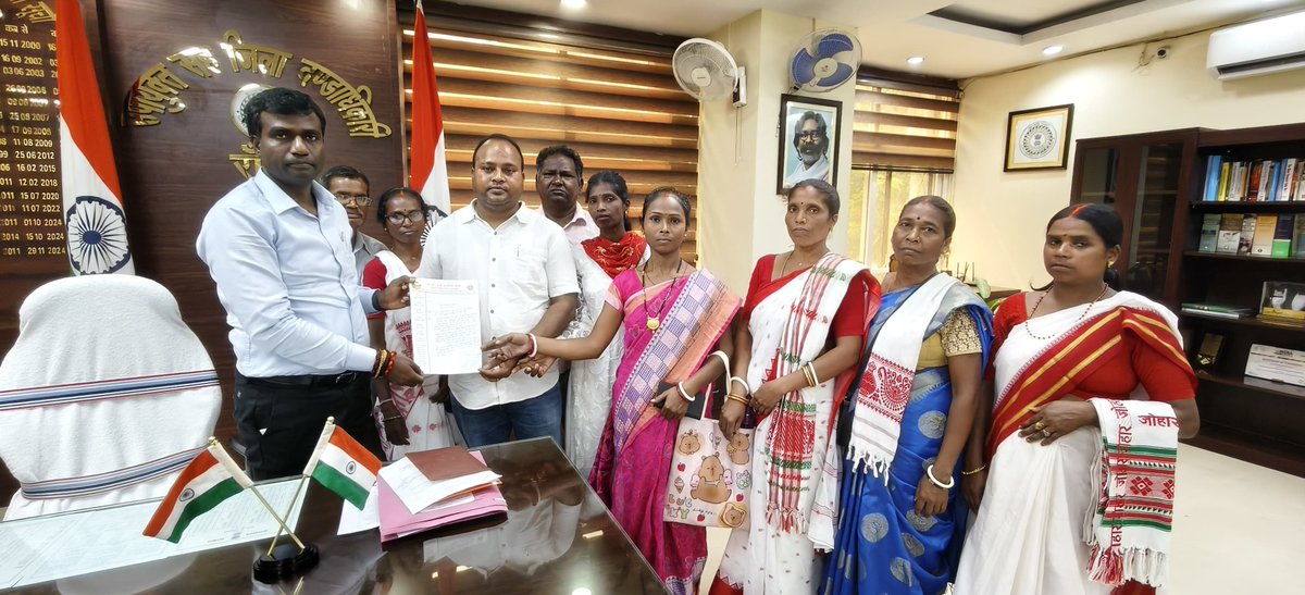 lagatarIN's tweet image. बिरसा मुंडा जेल परिसर में सरना झंडा लगाने की अनुमति के लिए डीसी को सौंपा ज्ञापन
lagatar.in/memorandum-sub…  @DC_Ranchi #birsamunda #jail #premises #memorandum #submitted