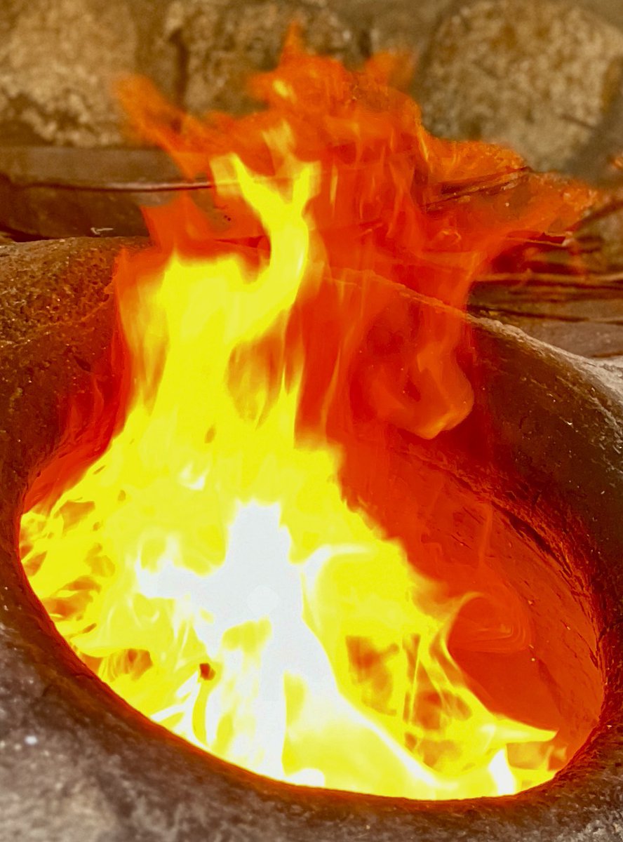 🐦‍🔥
Kızıl Vâveylâ 

Ne çok gitmişim kendimden
Aramızda  külden dağlar
Bul beni, ben
Yedi çetin vadinin ardında

-Anka Kuşu-

Fotoğraf: Anka Kuşu