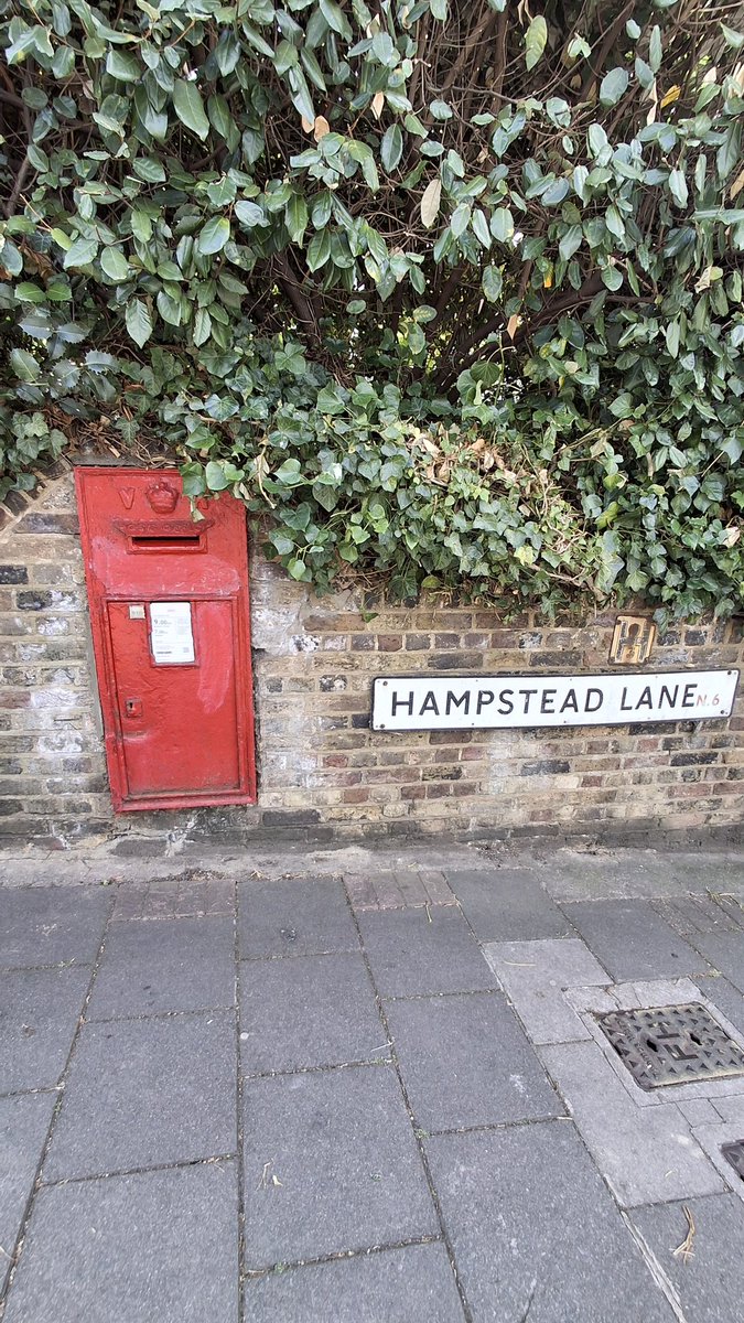 Highgate hums with tales of yore,
Of writers, rebels, rich and poor.
And that massive post box? Odd but true:
It's full of letters sent to you.

#postboxsaturday 💌📮