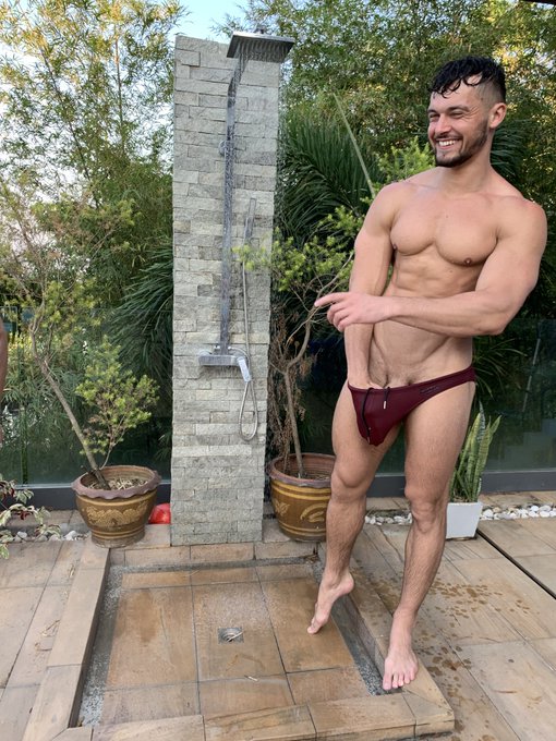 Watch J's leaked NSFW photo on TwXstars