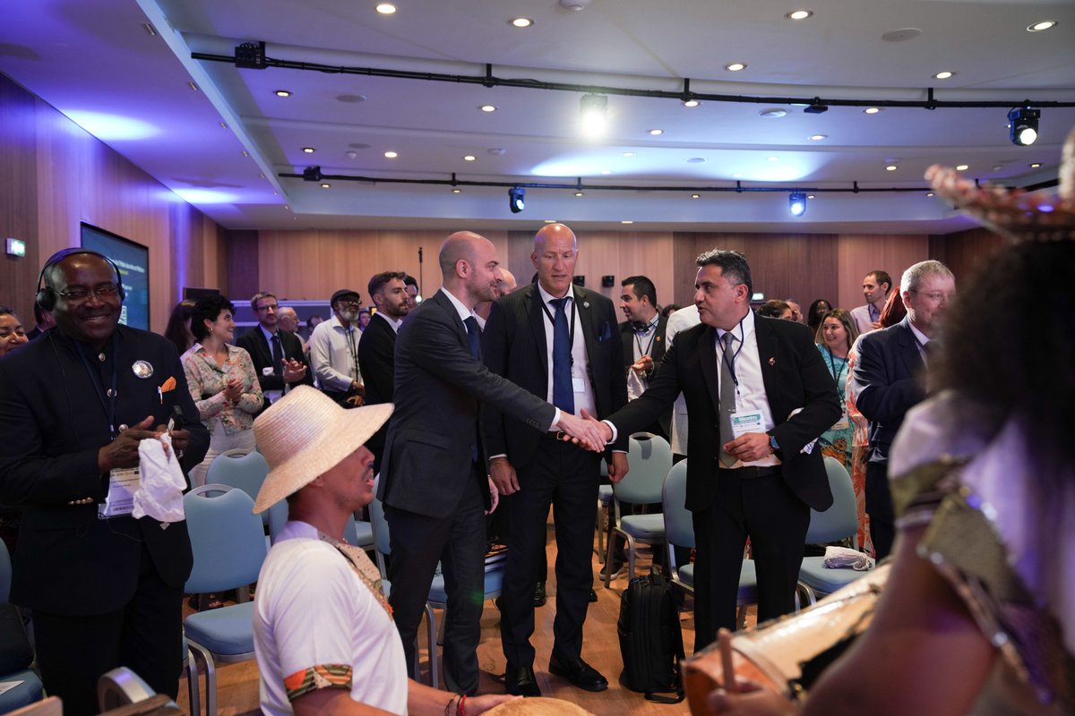Embajada de Colombia en Francia (@embcolfrancia) on Twitter photo 🇨🇴Colombia fue país invitado de honor en los #RencontresAICT2025 de <a href="/CitesUniesFR/">Cités Unies France</a> el evento más importante de cooperación descentralizada en Francia
El ministro de relaciones exteriores 🇫🇷 <a href="/jnbarrot/">Jean-Noël Barrot</a> clausuró el encuentro en el que participaron 15 alcaldes de <a href="/asointermedias/">Asointermedias</a>
1/2 🇨🇴Colombia fue país invitado de honor en los #RencontresAICT2025 de <a href="/CitesUniesFR/">Cités Unies France</a> el evento más importante de cooperación descentralizada en Francia
El ministro de relaciones exteriores 🇫🇷 <a href="/jnbarrot/">Jean-Noël Barrot</a> clausuró el encuentro en el que participaron 15 alcaldes de <a href="/asointermedias/">Asointermedias</a>
1/2