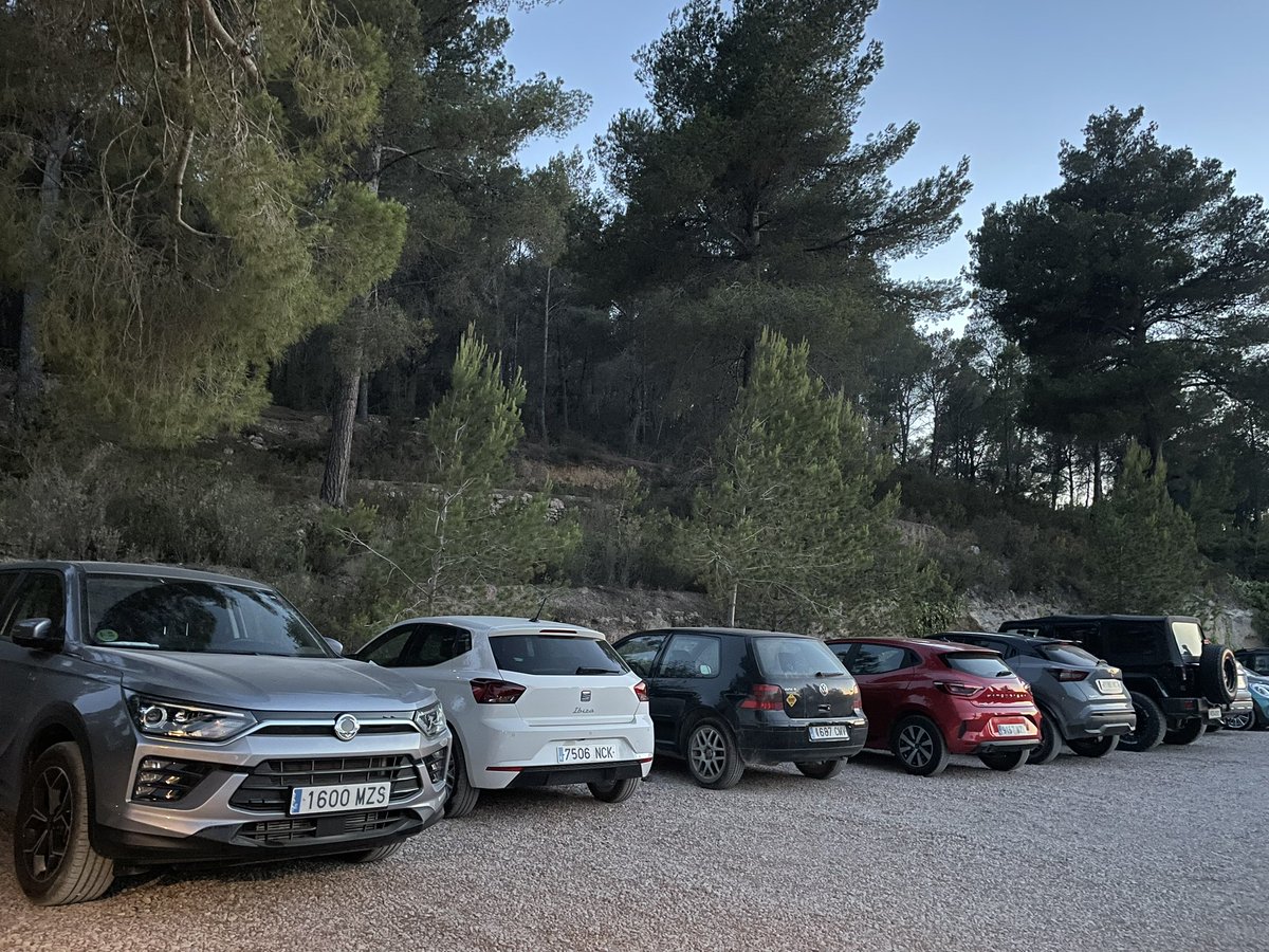 gengobeivissa's tweet image. Cada pocs dies, crema un cotxe. A qualsevol lloc es permet un pàrquing sense cap ni una mesura antiincendi: ni tallafocs ni aspersors d’emergència. (A la segona foto el d’un restaurant, a tocar d’un bosc amb milers d’hectàrees com exemple de molts).  @Consell_Eivissa