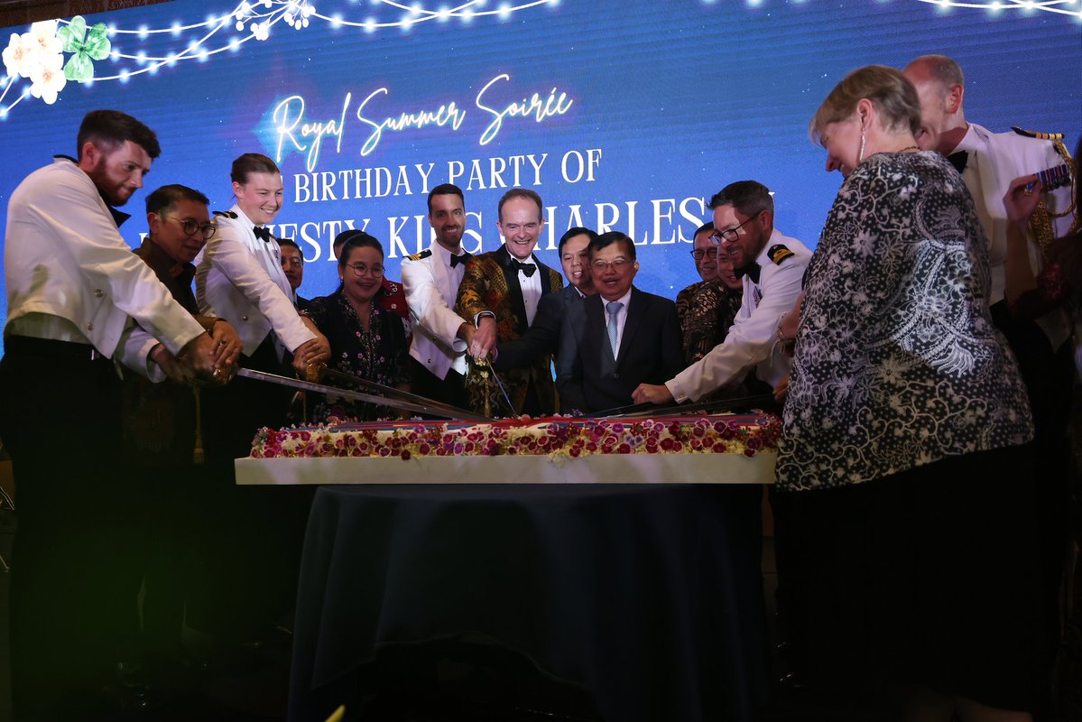 HMS_Richmond's tweet image. We had a busy time on our visit to #Jakarta 🇮🇩 Some highlights:
✔️ Hosted Defence Industry days, helping grow the UK economy
✔️Cut the cake at the King's Birthday party
✔️ Paid our respects to the fallen
✔️Hosted HM Ambassador for a VIP dinner
@COMUKCSG
@RoyalNavy
#CSG25