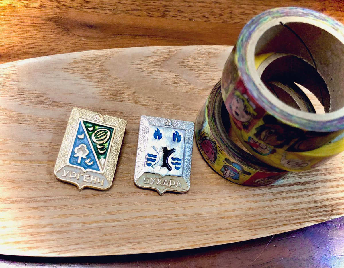 古物屋さんでロシアの昔のピンバッジ…っていうのを買ったんですけど、柄が概念というか、色も水色で、わりと「それ｣では…！？