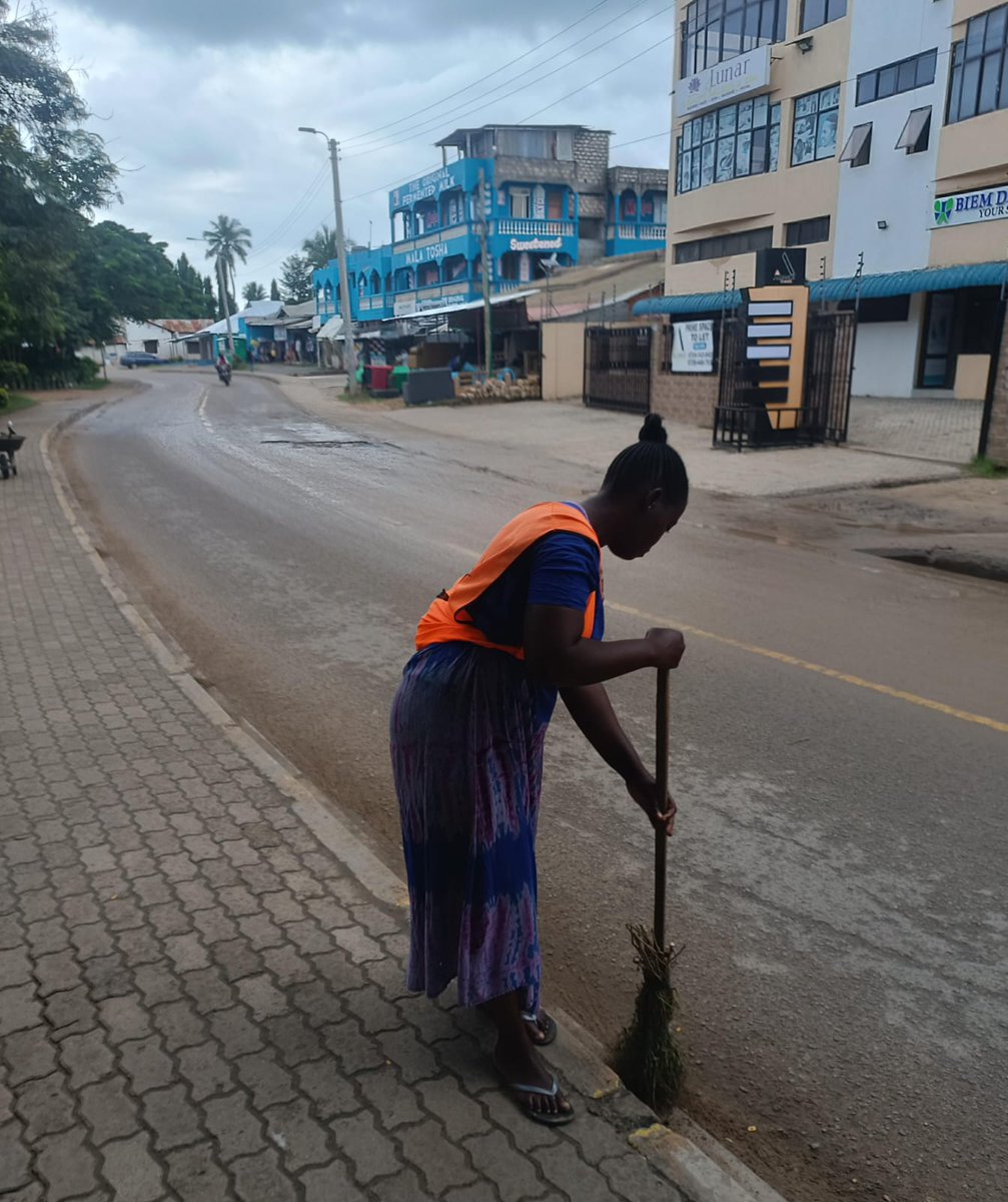 Taking advantage of the ongoing rains,tree nurseries are doing very well. By the roadside they help in absorbing carbon from the exhaust fumes..the grasses and the fronds can be used to make biodegradable brooms.#Statehouse, #Happysabbath