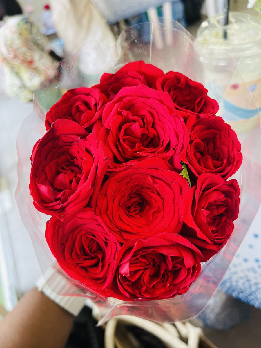 TY30_EpicVoyage's tweet photo. 🌹 A special touch of love. We’ve prepared real roses for today’s celebration 🥹💖
They are limited in quantity, so make sure to pick one and carry a little bit of Taeyong’s essence with you 🌹✨
#SailingInto30WithTY #TAEYONG https://t.co/oQAbuCzCPZ