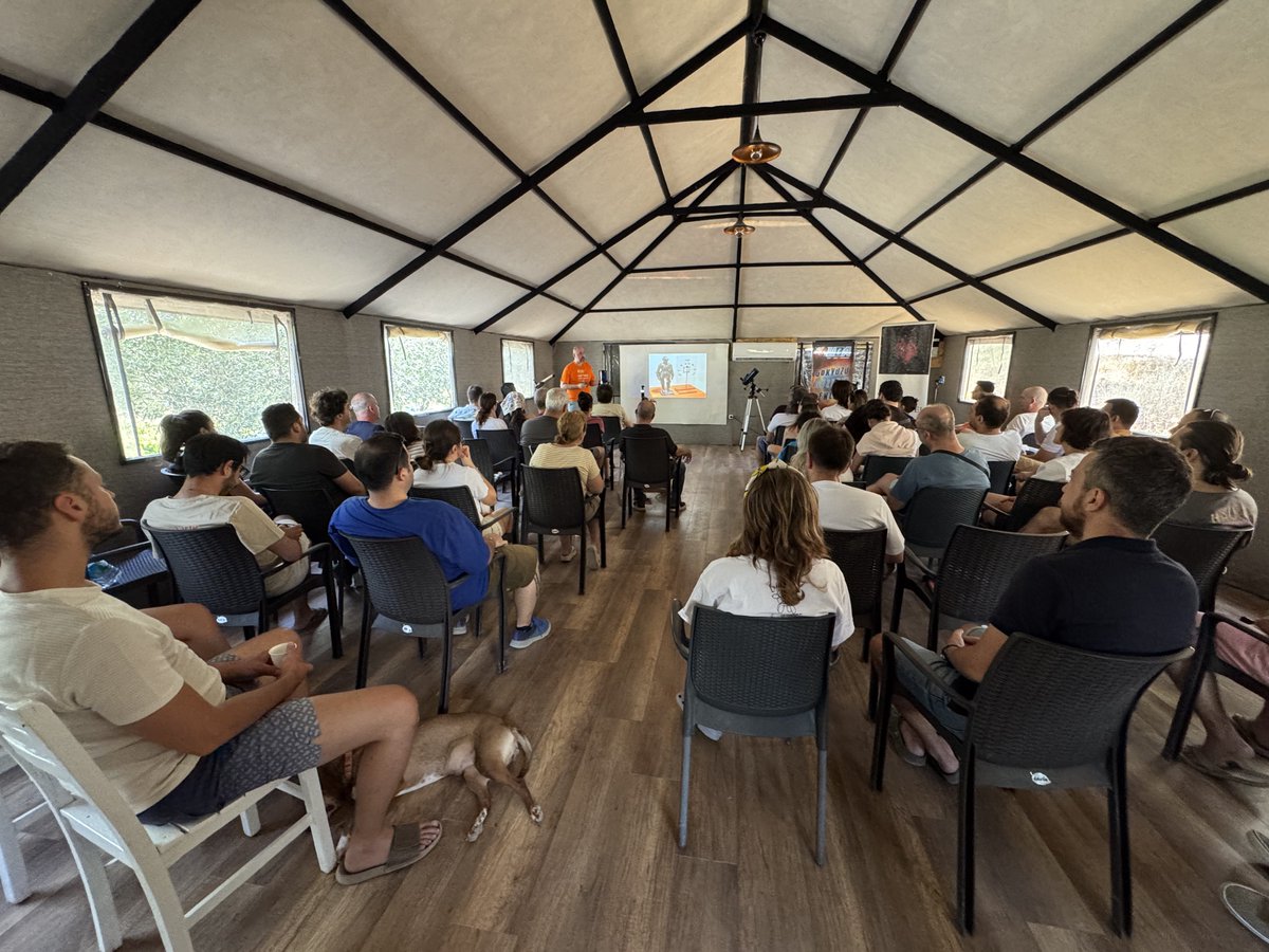 Sevgili <a href="/hkellecioglu/">Hamdi Kellecioğlu</a> bizlere Robot sunumu yapıyor. #ubasenlik 🌌