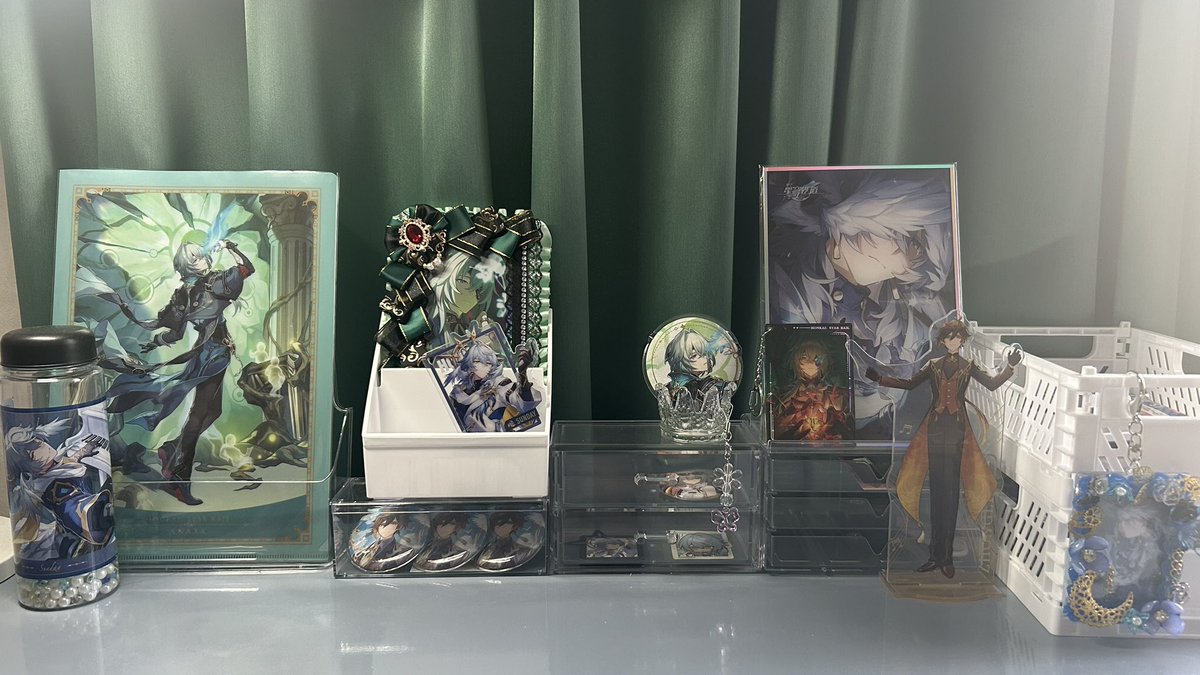 oimo_potato33's tweet photo. 推し活様式に机改造してみた🫶✨️
アナクサのまだ届いてないグッズあるけど飾るスペースない😇
届いたら再改造か…🥺 https://t.co/9px5VXLY8v