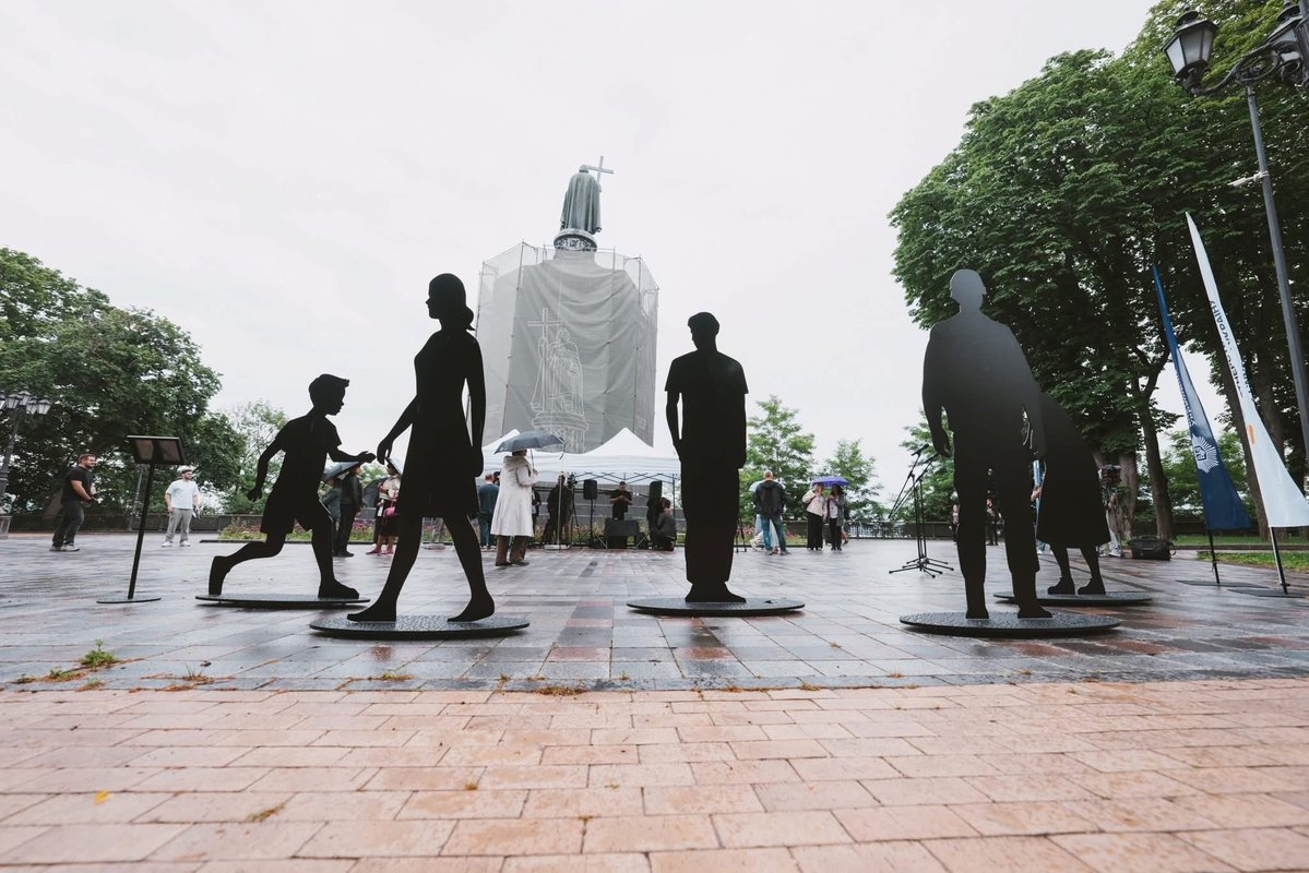 FinlandinUA's tweet image. The Embassy of 🇫🇮 took part in the opening of the “Shadows of Presence” installation on Volodymyrska Hill in Kyiv.
The installation serves as a reminder of the thousands of people still missing as a result of the war. Thank you #PFRU
Photo:PFRU
#StandWithUkraine @Ulkoministerio