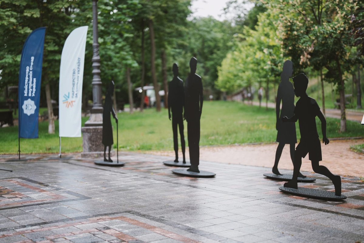FinlandinUA's tweet image. The Embassy of 🇫🇮 took part in the opening of the “Shadows of Presence” installation on Volodymyrska Hill in Kyiv.
The installation serves as a reminder of the thousands of people still missing as a result of the war. Thank you #PFRU
Photo:PFRU
#StandWithUkraine @Ulkoministerio