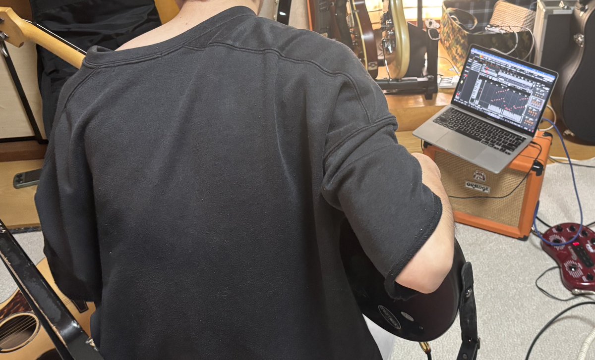 pitcher56_ofc's tweet image. Having a bass session today — our bassist is in and tracking now.