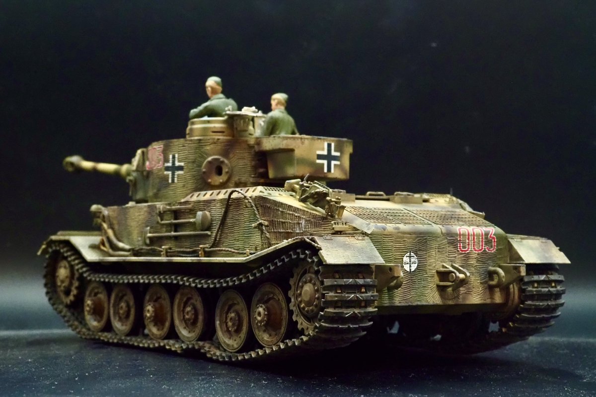 FuwakuT's tweet image. ポルシェティーガー、完成。
見慣れたティーガーに比べると、
ちょっと違和感はあるけど、
これはこれで洗練された戦車デザインだよなぁ。

#プラモデル
#TIGER(P)003
#AmusingHobby 
#新作