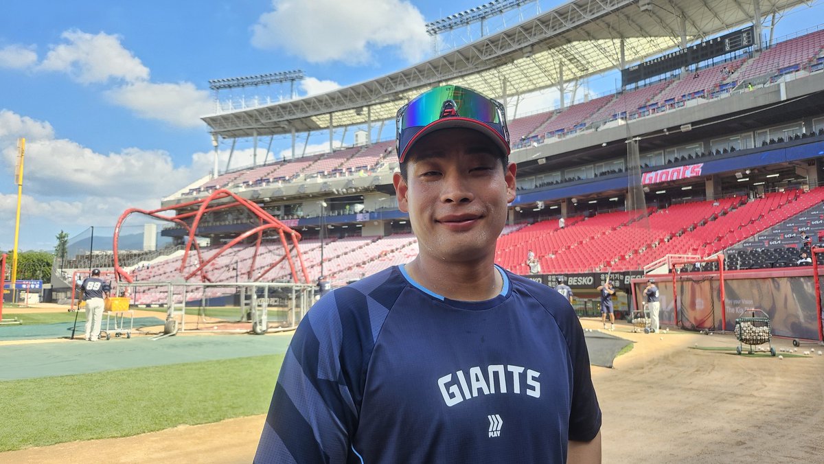 코치님~이라고 부르니 부끄러워하는 백용환 코치
인터뷰 좀 하실래요?? 역시 부끄러워하는 코치님
선수 시절 그에게 ‘인터뷰=고문’