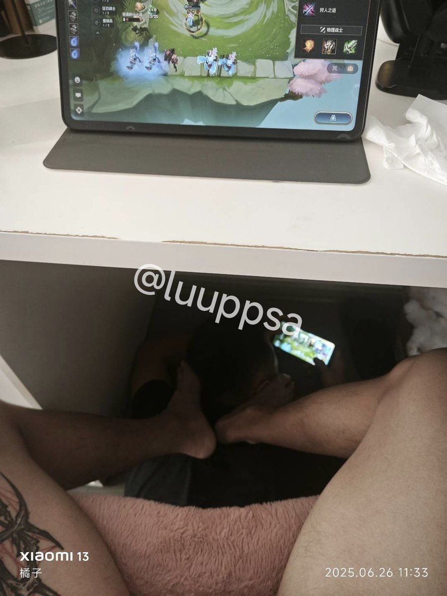 小狗有小狗的快乐，就应该趴在主人的脚下