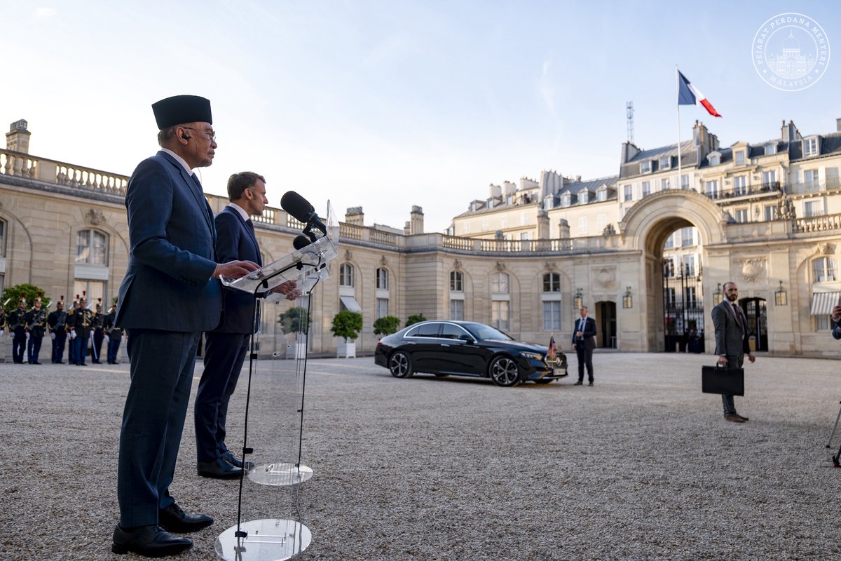 anwaribrahim's tweet photo. Perbincangan saya bersama Presiden @EmmanuelMacron berlangsung dalam suasana yang amat terbuka dan jujur, mencerminkan tradisi keterbukaan, toleransi dan kebijaksanaan yang menjadi tunjang demokrasi Perancis.

Saya mengangkat semangat ini sebagai asas penting dalam memperkukuh hubungan dua hala serta mendepani pelbagai cabaran global dengan berani dan berprinsip.

Kerjasama strategik Malaysia dan Perancis terus berkembang merentas sektor berimpak tinggi, daripada teknologi aeroangkasa menerusi Airbus, tenaga bersih bersama PETRONAS dan syarikat Perancis, hinggalah pendidikan tinggi, kecerdasan buatan, serta pertukaran pelajar.

Saya menyatakan sokongan terhadap usaha Presiden Macron dalam memperjuangkan keamanan dan kestabilan dunia. 

Saya juga menghargai ketegasan Presiden Macron yang mendesak agar rejim Israel menghentikan keganasan di Gaza dan membenarkan bantuan kemanusiaan disalurkan segera. Malaysia kekal konsisten menolak keganasan terhadap orang awam dan segala bentuk pilih kasih.

Kami menyinggung tema yang saya utarakan dalam ucaptama di Sorbonne sebelum ini iaitu konsep ‘Habits of the Heart’ yang diperkenalkan Alexis de Tocqueville, merujuk kepada nilai-nilai bersama dan sifat kewarganegaraan yang menyatukan masyarakat.

Dalam dunia hari ini yang sarat dengan ketidaktentuan, kami sependapat bahawa kerjasama tulen mestilah berlandaskan rasa saling menghormati, kepercayaan dan kejelasan moral untuk melihat satu sama lain bukan sebagai alat kepentingan, tetapi sebagai rakan setara dalam membentuk suatu tertib dunia yang lebih adil.

Malaysia akan terus menjadi rakan yang konstruktif dan komited dalam memperkukuh multilateralisme serta usaha ke arah penyelesaian yang adil dan berkekalan bagi dunia yang lebih aman.

Terima kasih Presiden Macron atas sambutan yang amat mesra dan komitmen beliau terhadap hubungan erat Malaysia dan Perancis. 

Saya turut mengundang beliau untuk mengadakan lawatan rasmi ke Malaysia demi meneroka potensi baharu dalam kerjasama dua hala, ASEAN dan peringkat global.

======

I had a frank and constructive discussion with President Macron, reaffirming our shared commitment to strengthening Malaysia–France ties across key sectors, including aerospace, clean energy, and education. I also welcomed his principled stance on Gaza, which aligns with Malaysia’s consistent rejection of violence against civilians and all forms of double standards.

We agreed that true partnerships must be grounded in trust, mutual respect and shared values, not mere transactions. I invited President Macron to Malaysia to explore deeper cooperation bilaterally, within ASEAN and on global platforms.

🇲🇾🇫🇷

#MalaysiaMADANI
#RancakkanMADANI
#MADANIbekerja