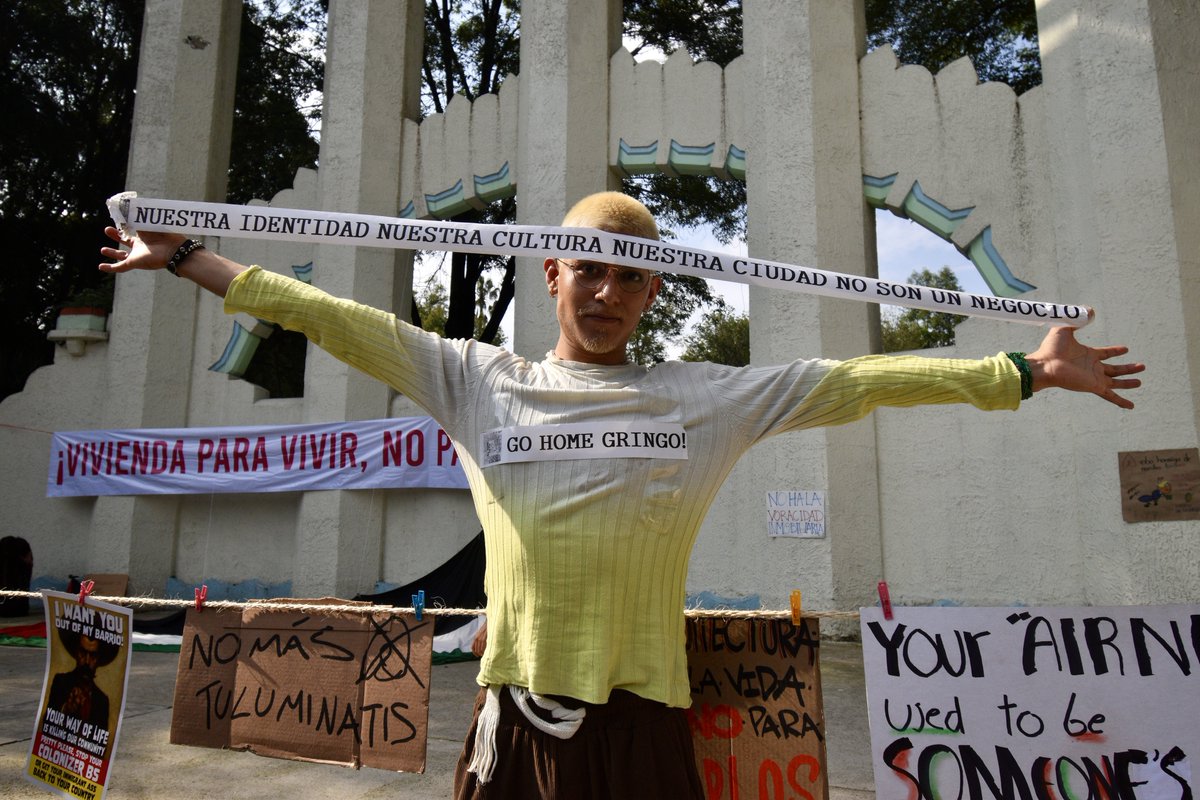  Niño Problema (@elhaaronjpg) on Twitter photo Primera movilización contra la gentrificación en CDMX, entre carteles luminosos y acción directa se escuchó “¡FUERA GRINGOS!, ¡NO SE VAN A IR, LOS VAMOS A SACAR!”.
Cobertura para <a href="/KajaNegra/">kajanegra.bsky.social</a> Primera movilización contra la gentrificación en CDMX, entre carteles luminosos y acción directa se escuchó “¡FUERA GRINGOS!, ¡NO SE VAN A IR, LOS VAMOS A SACAR!”.
Cobertura para <a href="/KajaNegra/">kajanegra.bsky.social</a>