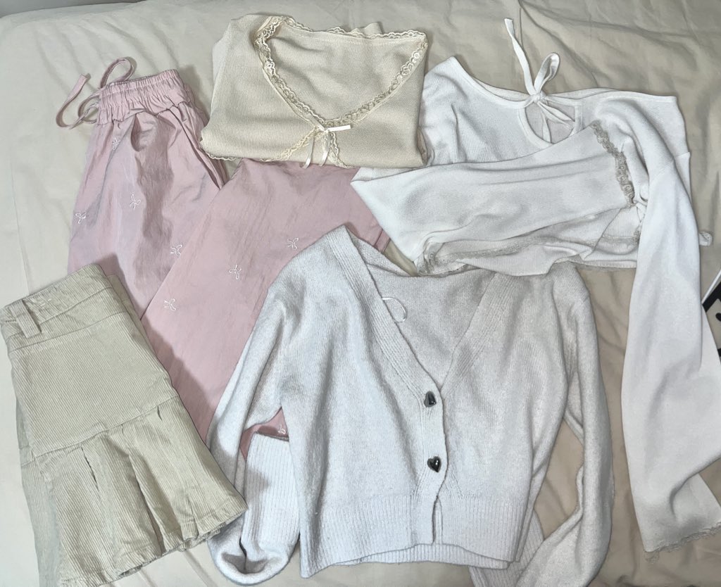mashmallowshoop's tweet photo. 💌 ปล่อยเสื้อผ้าราคาไม่ถึงร้อย mostly h&amp;m &amp; uniqlo 
📍ลงวันนี้ 19:00

ค่าส่งเหมา 45฿ ( sweater &amp; cardigan +ตัวละ 5฿ เพราะผ้าหนัก ) 

🩶 รี or ปัก ลด 5฿ ค่ะ 🩶

บางตัวมีรูปตอนใส่ทักมาขอดูได้ค่ะ💕
#ส่งต่อเสื้อผ้า #ส่งต่อเสื้อผ้ามือสอง #เสื้อผ้ามือสองสภาพดี  #เสื้อผ้ามือสองสภาพดี https://t.co/1RM8QDMuql