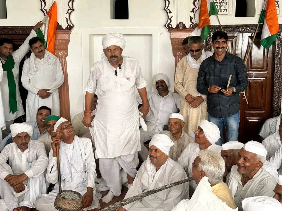 चौधरी नरेश टिकैत ने ठीक बोला है 
कांवड़ आस्था का पर्व है हुड़दंगी का नहीं 
और आस्था दिल से होती है श्रद्धा से होती है डीजे पे high base में जातीय गाने बजा कर नहीं 
या तो डीजे पर प्रतिबंध लगे या फिर जातीय गाने पूर्ण प्रतिबंधित हो जो और डेसिबल लिमिट सेट हो डीजे की