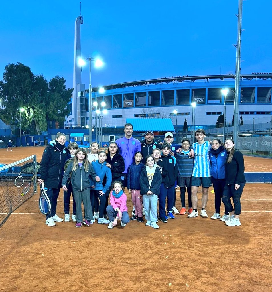 Profe! Que crack el compa nuevo!
Gracias 🙌🏽 <a href="/sajasebastianok/">Sebastián Saja</a> por darle una sorpresa a nuestros peques
<a href="/DeportesRacing/">Deportes Racing</a> 
🩵🎾