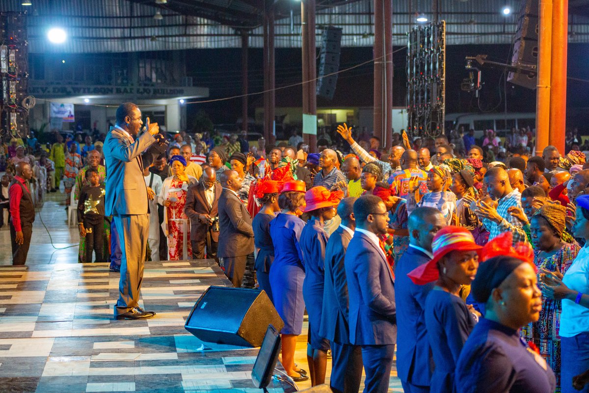 FoursquareNigr's tweet photo. And you shall be filled with the Holy ghost
Powers rushing in like a mighty wind
Tongues of fire resting upon you
And from your lips, new tongues will flow
As the spirit gives utterance.
#OpenDoors #DivineSpeed #NextGen #HSRV #HSRVJuly #FoursquareNigeria https://t.co/pvNASSmMPN