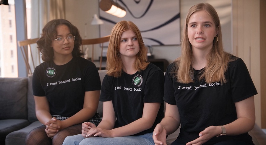 우리는 금서를 읽는다
2022년 10월, 미국 사우스캐롤라이나주 뷰포트 카운티. 주민 2명이 민원을 제기한다. 학교 도서관에 ‘음란물’이 있다는 것. 이후 학군 내 모든 학교에서 97권이 ‘금서’로 지정돼 퇴출당했다.
다큐멘터리 영화 〈우리의 존재는 금지할 수 없다〉 n.news.naver.com/article/007/00…