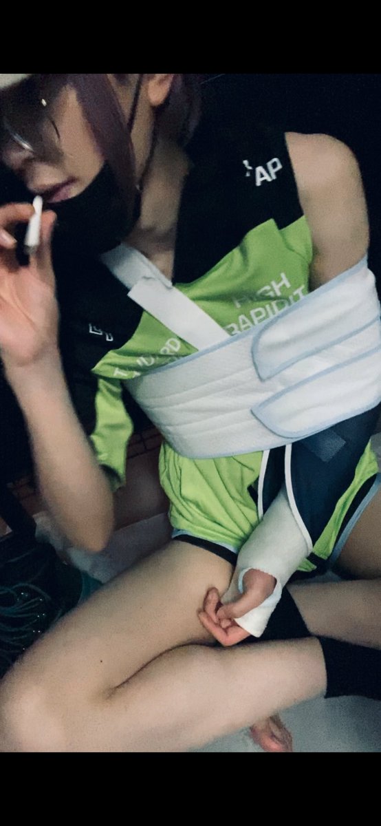 御堂
#armcast #brokenarm #armsling #midnight #goth #gothic #cigarette #ギプス #骨折