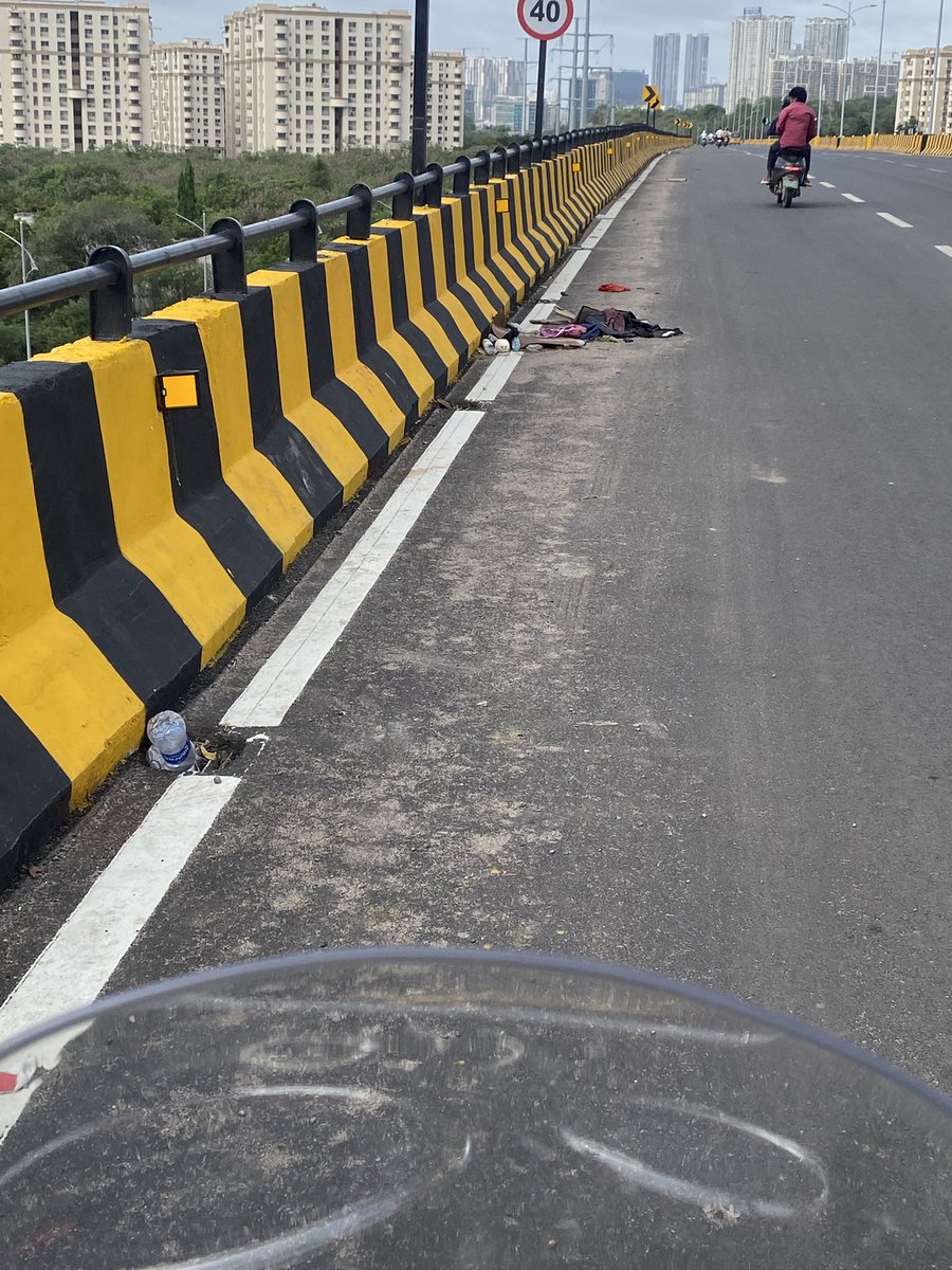 <a href="/CommissionrGHMC/">Commissioner GHMC</a>, <a href="/GHMCOnline/">GHMC</a>, <a href="/gadwalvijayainc/">Vijayalaxmi Gadwal, GHMC MAYOR</a>, <a href="/PrlsecyMAUD/">Secretary MAUD.</a>, <a href="/TelanganaCMO/">Telangana CMO</a>, <a href="/revanth_anumula/">Revanth Reddy</a>. ORR వైపు కొత్త ఫ్లైఓవర్ పరిస్థితి ఇది. ఫ్లైఓవర్ పై డ్రెయిన్లు ప్లాస్టిక్ తో మరియు చాలా చెత్తతో మూసుకుపోయాయి. ఈ ఫ్లైఓవర్ మరియు కొత్తగూడ ఫ్లైఓవర్ పై చాలా చెత్తను వేస్తున్నారు.