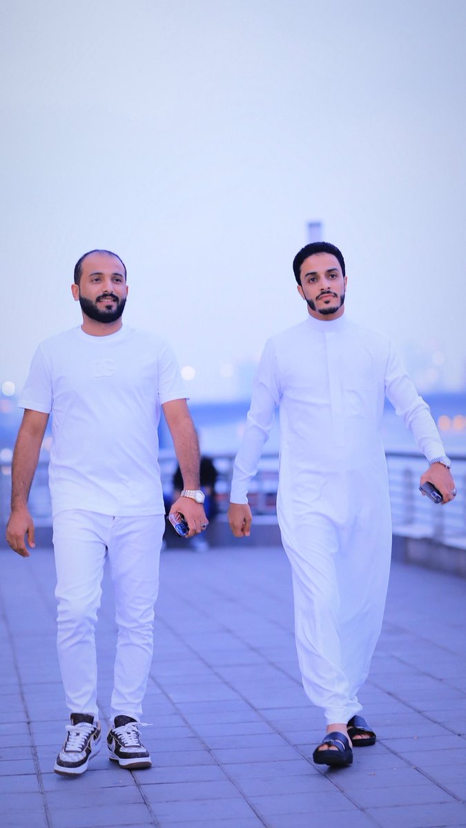 إن خاصمتَ فخاصِم نداً يليق بمقامك، 
وإن انتقمتَ، فاجعل إنتقامك جليلًا لا يتسعُ لصغار النفوس ..
إياك أن تهبط إلى درك الحثالة فتمنحهم شرف العداء، 
فالعرب كانوا يختارون خصومهم كما يختار الفرسانُ سيوفهم، فلا يليق بالكريم أن يعادي أراذل القوم، ولا بالعقل الراجح أن ينشغل بالسفاهة ،،