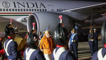 Webdunia Hindi (@webduniahindi) on Twitter photo प्रधानमंत्री नरेंद्र मोदी अर्जेंटीना की राजधानी ब्यूनस आयर्स पहुंचे, यह 57 वर्षों के बाद किसी भारतीय प्रधानमंत्री की अर्जेंटीना की पहली यात्रा है।
#PMVisitToArgentina #PMModi #Argentina #India <a href="/narendramodi/">Narendra Modi</a> प्रधानमंत्री नरेंद्र मोदी अर्जेंटीना की राजधानी ब्यूनस आयर्स पहुंचे, यह 57 वर्षों के बाद किसी भारतीय प्रधानमंत्री की अर्जेंटीना की पहली यात्रा है।
#PMVisitToArgentina #PMModi #Argentina #India <a href="/narendramodi/">Narendra Modi</a>