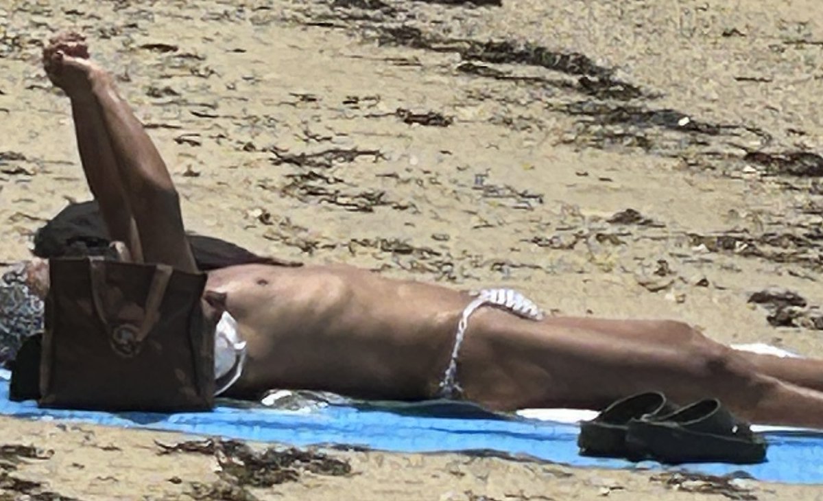 今日も10時から日焼け
めちゃ暑いっす！
先週海で出会った褌兄貴と焼いてます
<a href="/aqux_tweet/">AQUX swim/underwear</a>