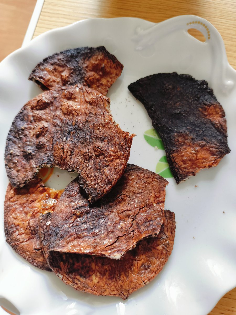 ぬれ煎餅と気付かず、
焼き煎餅したら、
焦げ煎餅になりました🤯

#ぬれ煎餅も意外と美味いね
