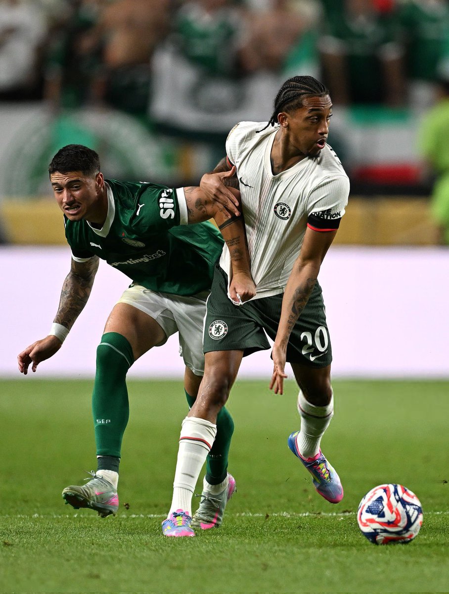 Joao Pedro just jumped off Holiday and joined the group and looked really impressive, he had some nice touch touches and was linking up well as well as holding up play, great cameo. I would start him vs Fluminense. #CFC