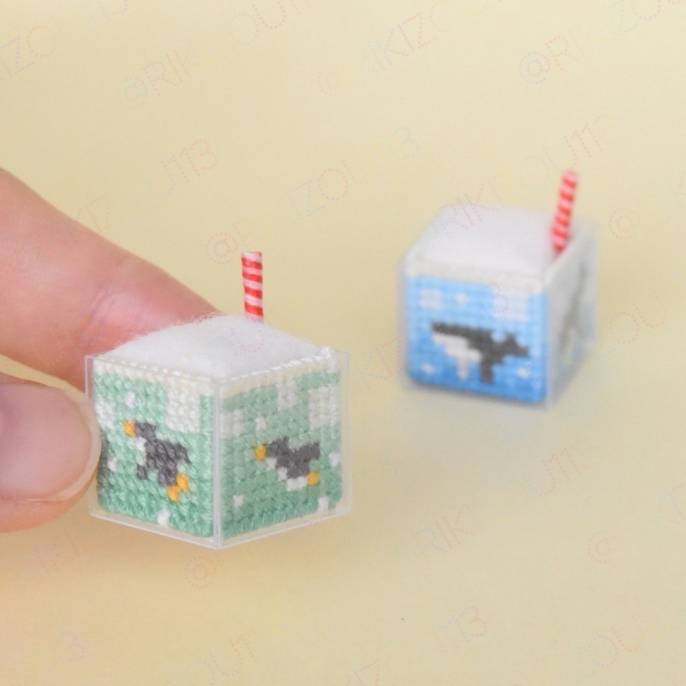 緑🐧と青🐋のクリームソーダのピンクッションを作りました。糸で作ったしましまストローをさして、透明な箱に入れました。涼しげです。 #クロスステッチ #ビニールキャンバス