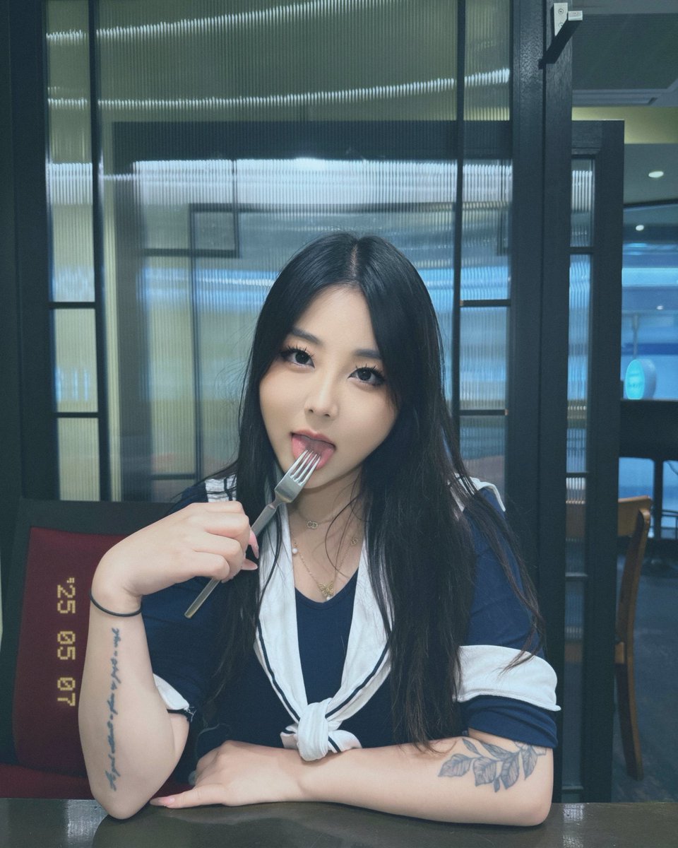 👁️👅👁️