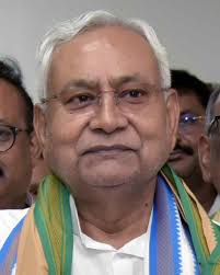 लालू Vs नीतीश,

लालू प्रसाद यादव 1990 में पहली बार मुख्यमंत्री बने,
तब पूरा भारत पिछड़ा हुआ देश था,
इतना पिछड़ा और गरीब कि देश का सोना गिरवी रखना पड़ा था उस दौर में,
ऐसे में बिहार को कोई सिंगापुर बना भी नहीं सकता था,

जबकि नीतीश कुमार 2000 में मुख्यमंत्री बने,
तब तक भारत में