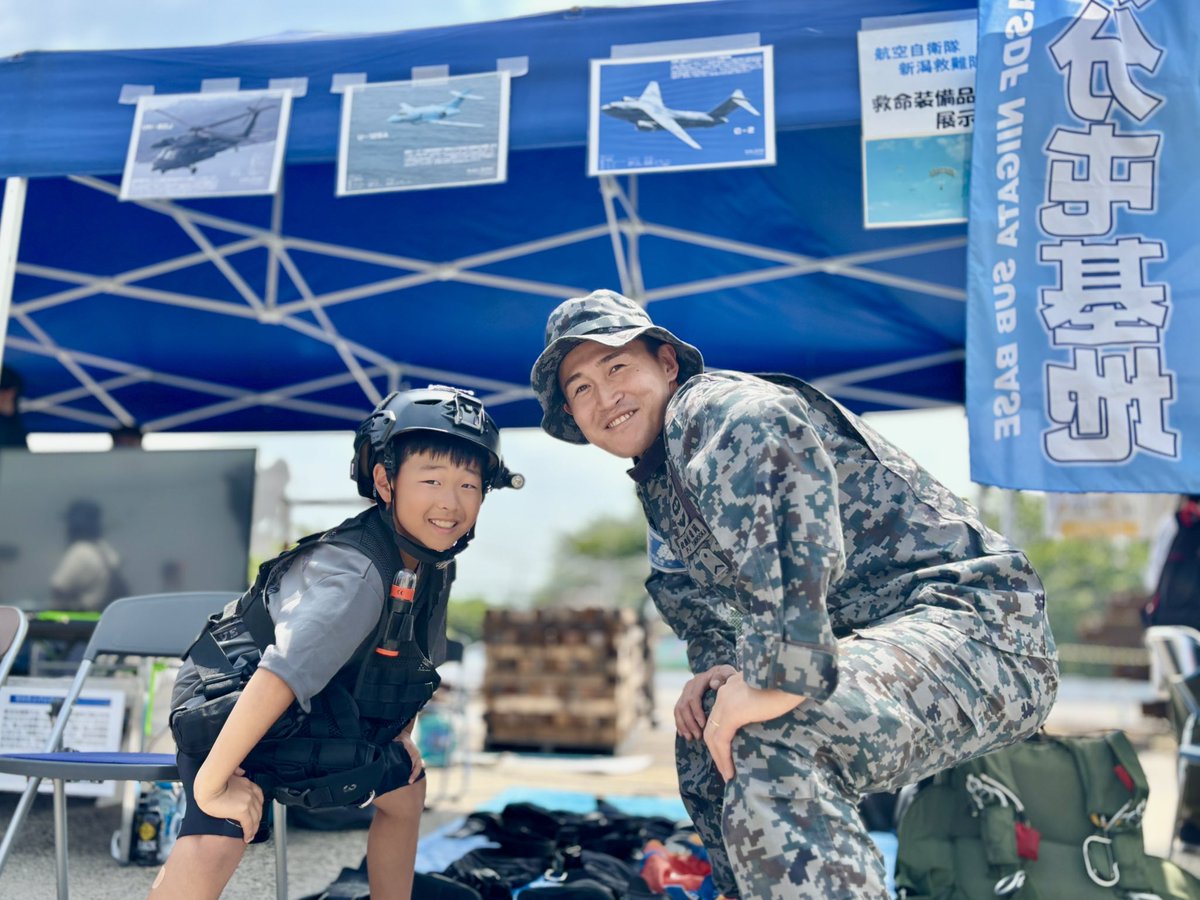 buchan1602's tweet photo. 航空救難隊のお兄さんと📸✨
本物のヒーローとパシャリ！
未来の救難員、ただいま成長中🔥
将来は、空から命を救う人になる⁉️

#新潟
#航空自衛隊
#新潟地本
#新潟分屯基地
#新潟救難隊
#航空救難団
#護衛艦あがの
#一般公開 https://t.co/RrQoOHyZzP