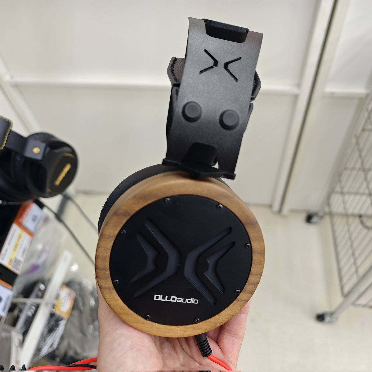 eear_shibachan's tweet photo. 【#eイヤ大阪日本橋本店】
OLLO Audio『 X1 』
結構店頭で『聴けると思って無かった!』と驚かれることが多いモニターヘッドホンです
ぜひ周りのオーディオユーザーや、
クリエイターさんにも聴けるって教えてあげて欲しい
#OLLOAudio https://t.co/e0An5RnCcj