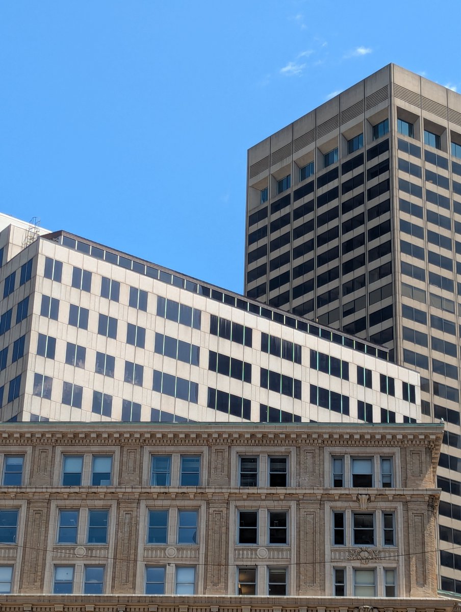 BTC_commons's tweet image. 4th of July in Boston.
1st: Snapped this photo of the old State House, now overshadowed by a modern building that belongs to a bank. Very apropo.
2nd: Geometry.