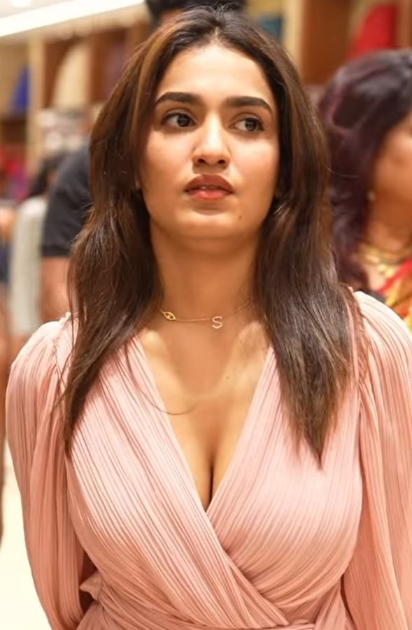 GvEFP_CaAAARzeL?format=jpg&name=900x900